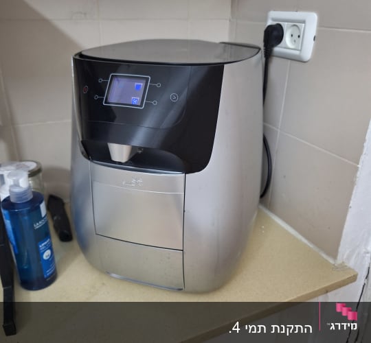 מכונת מים על השיש מחוברת לחשמל
